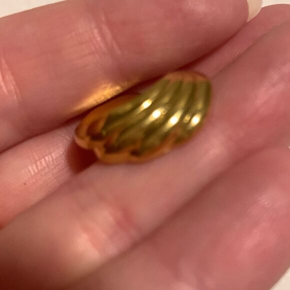 Vintage Crown Trifari Gold Pierced Hoop Earrings - Picture 14 of 16